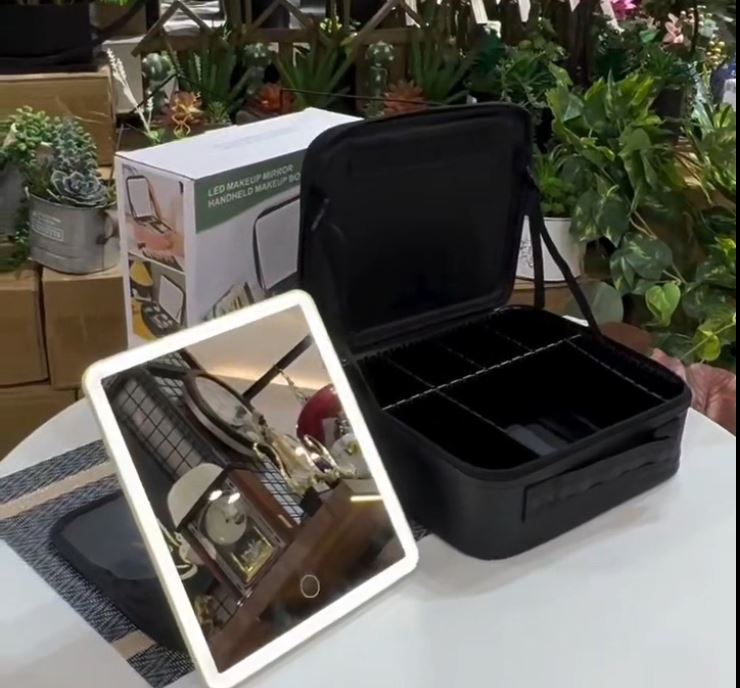 حقيبة مكياج بمرآة مضيئة